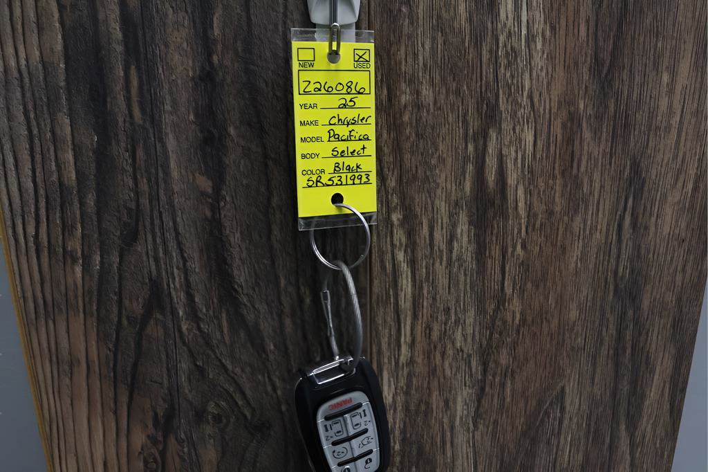 Used 2025 Chrysler Pacifica Select image 33