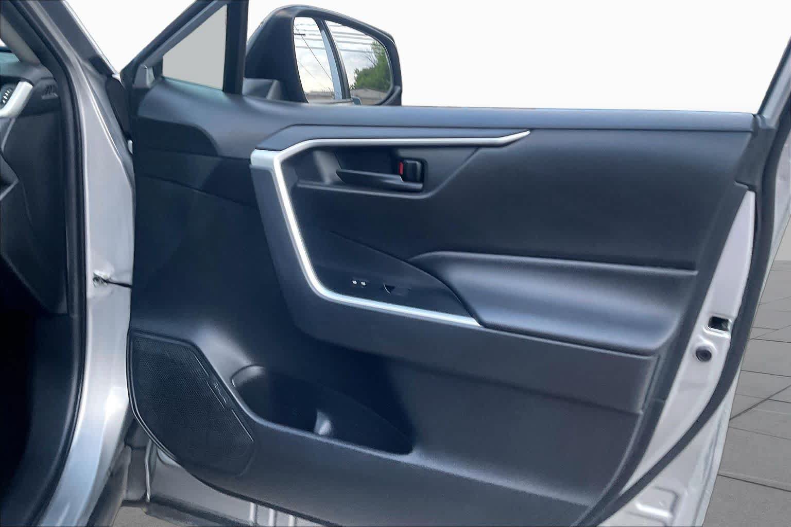 Used 2019 Toyota RAV4 LE FWD image 20