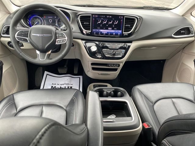 Used 2024 Chrysler Pacifica Touring-L FWD image 5