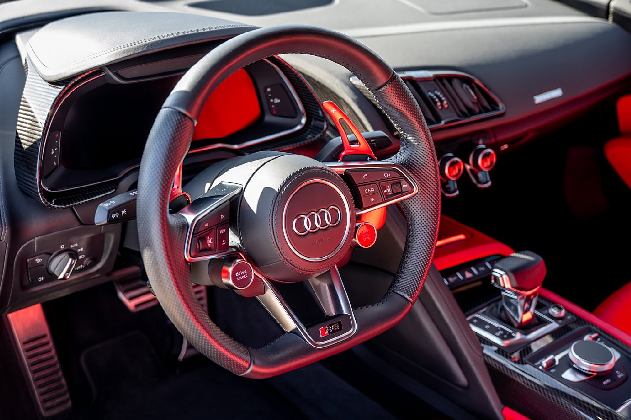 Used 2018 Audi R8 V10 w/ Premium Package RWD image 22