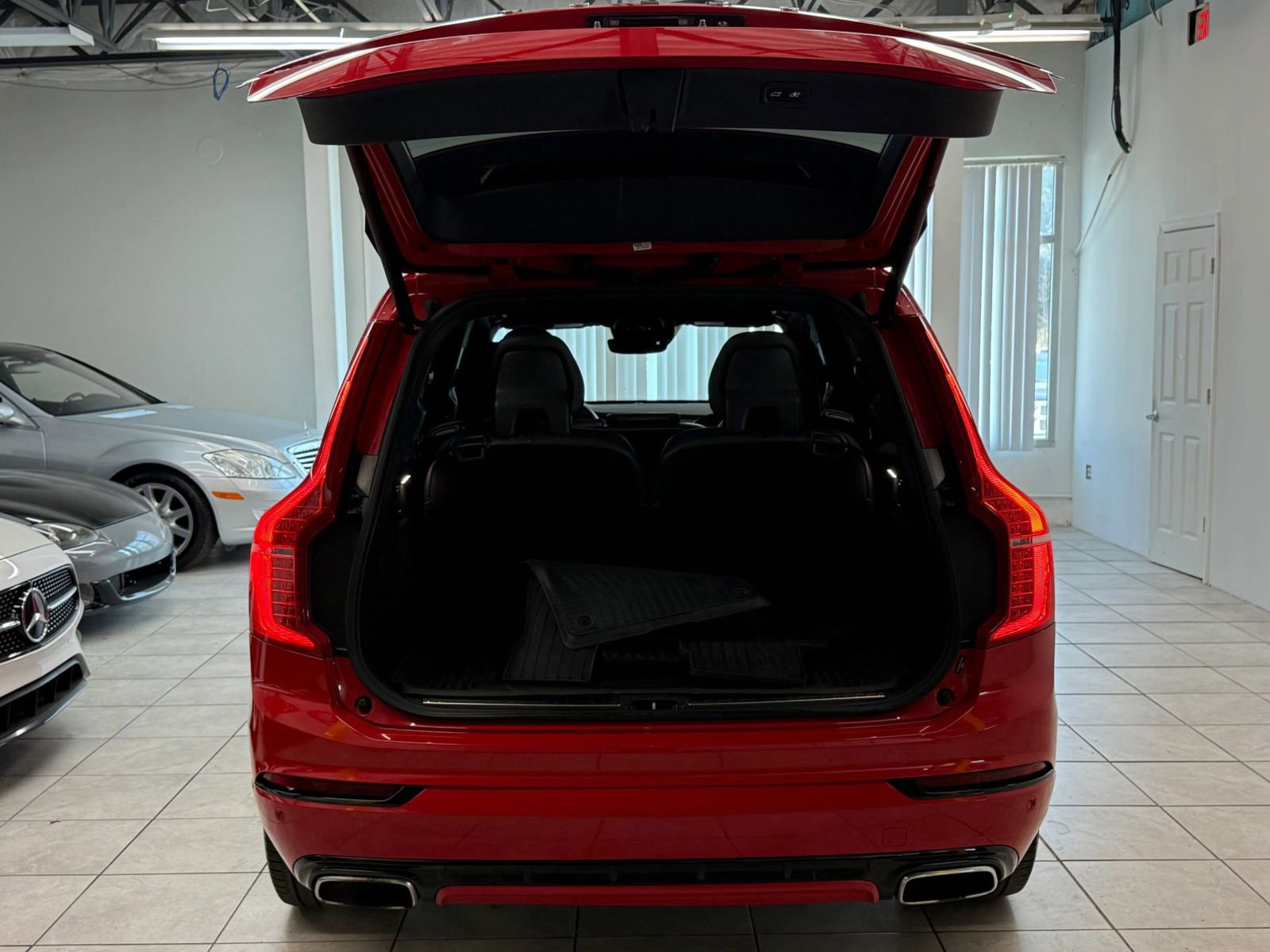 Used 2018 Volvo XC90 T6 R-Design w/ Convenience Package AWD/4WD image 19
