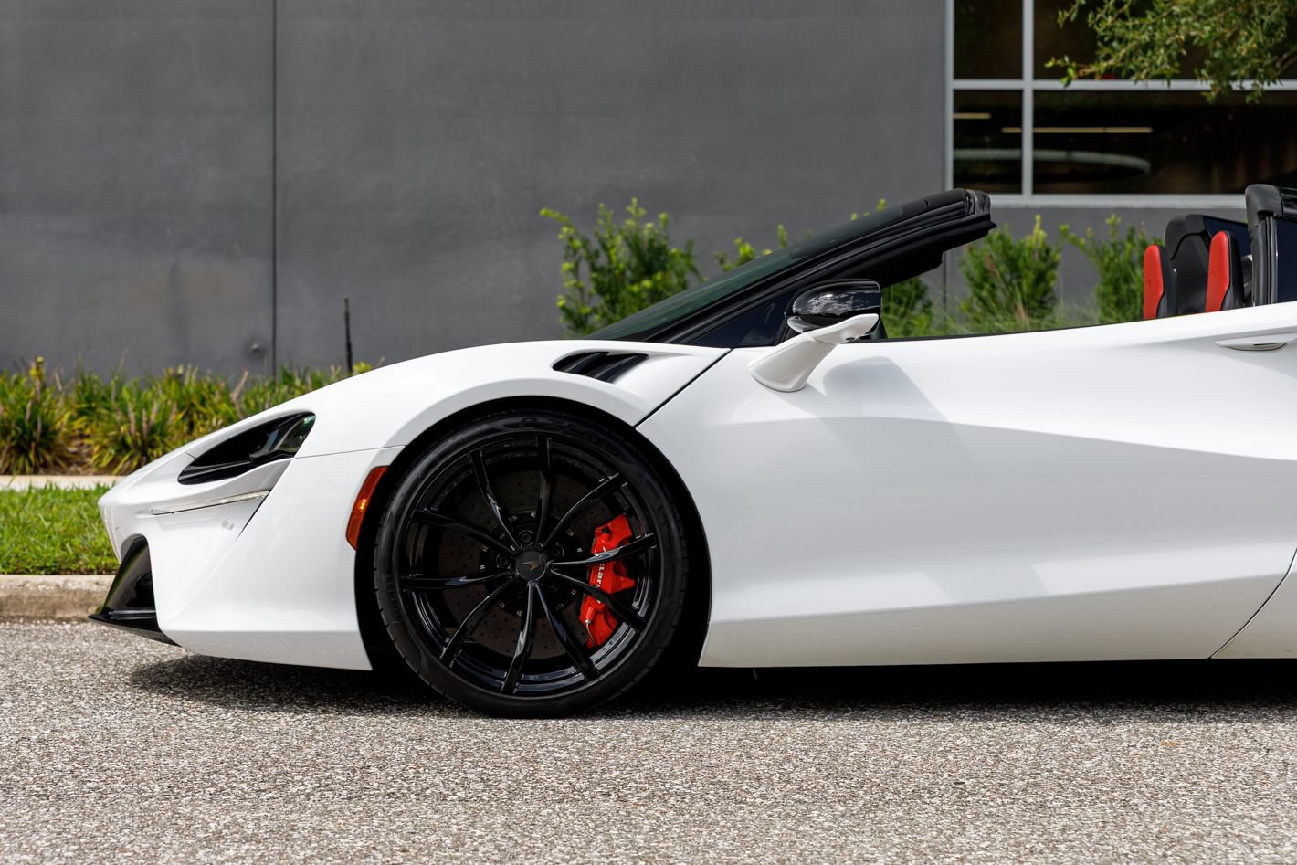 Used 2025 McLaren Artura Spider RWD image 29