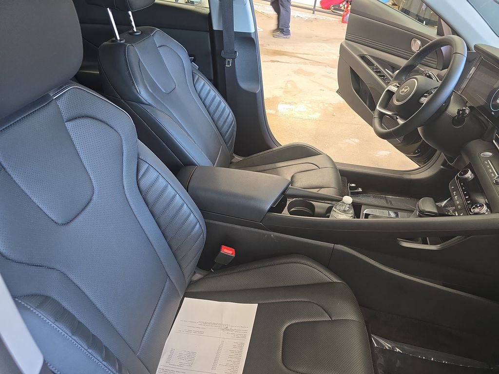 Certified 2025 Hyundai Elantra Limited image 10