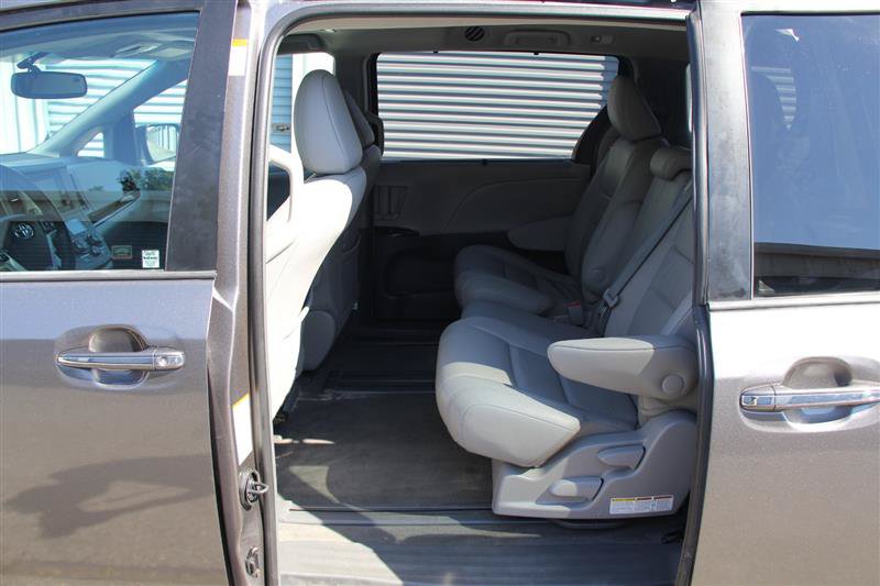 Used 2016 Toyota Sienna XLE w/ XLE Navigation Package FWD image 23