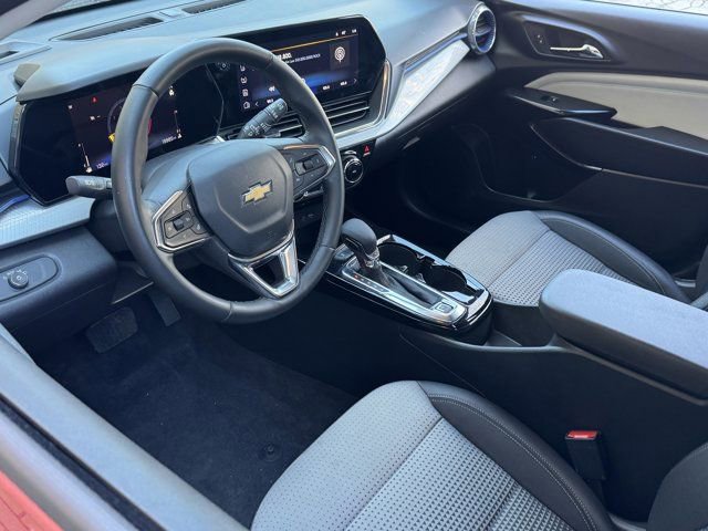 Used 2025 Chevrolet Trax LT w/ LT Convenience Package image 18