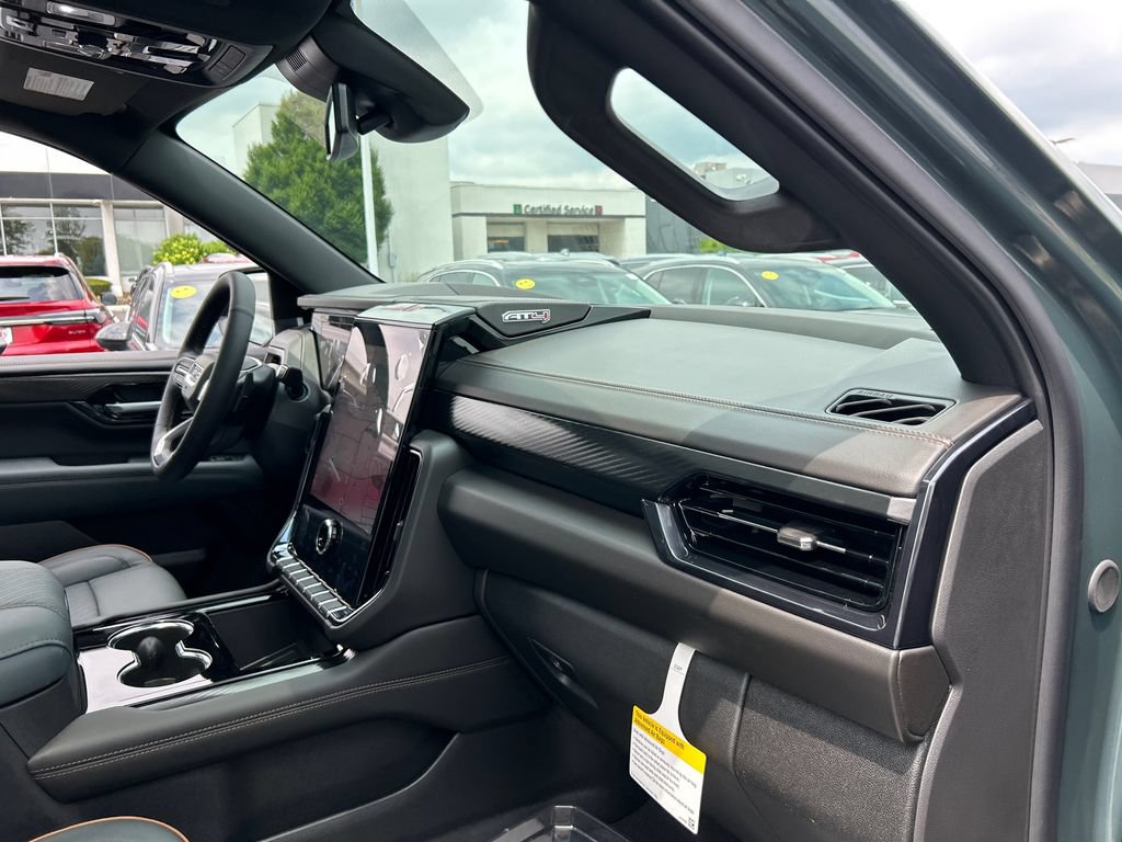 New 2026 GMC Yukon XL AT4 AWD/4WD image 39
