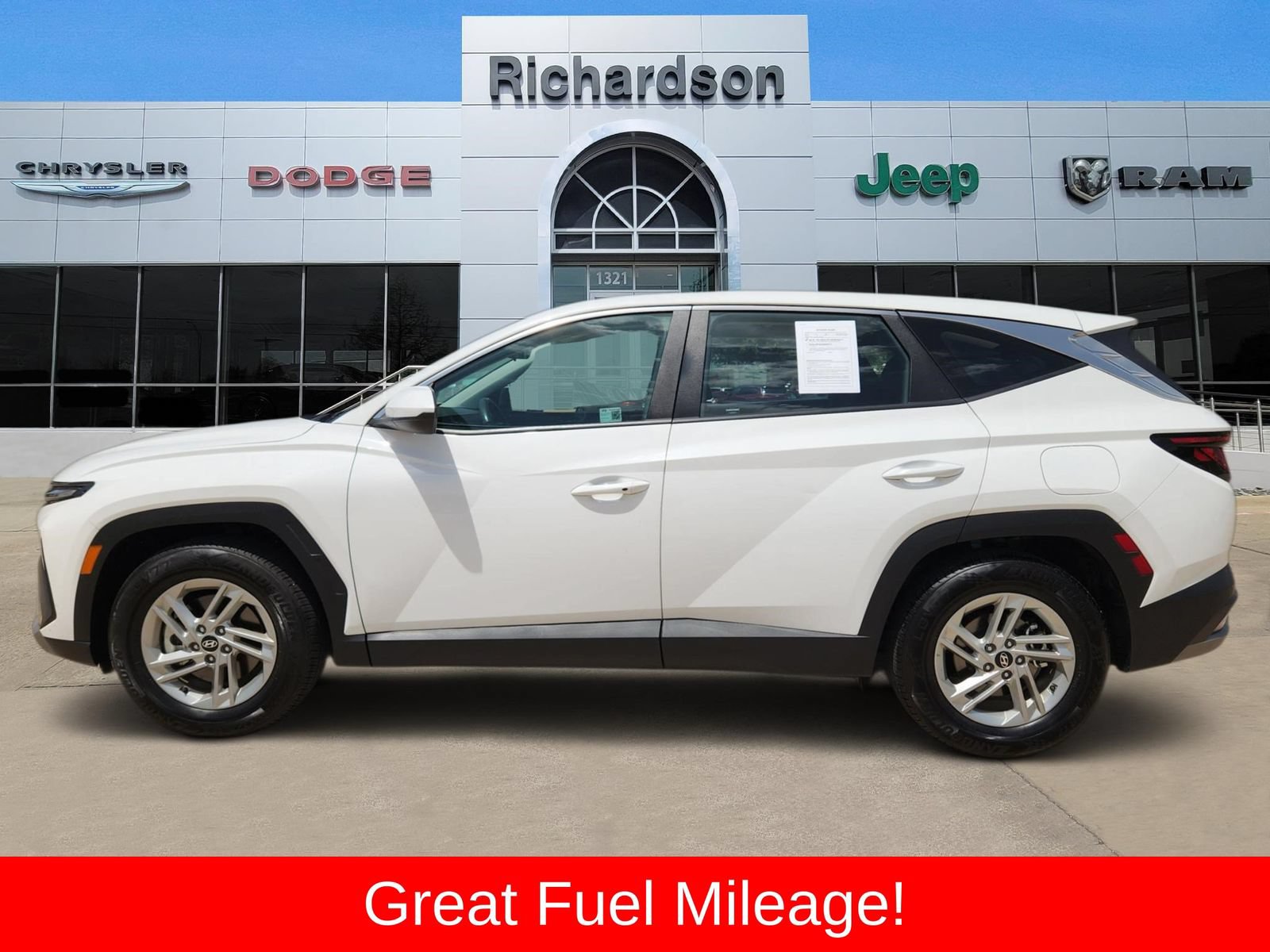 Used 2025 Hyundai Tucson SE FWD image 3