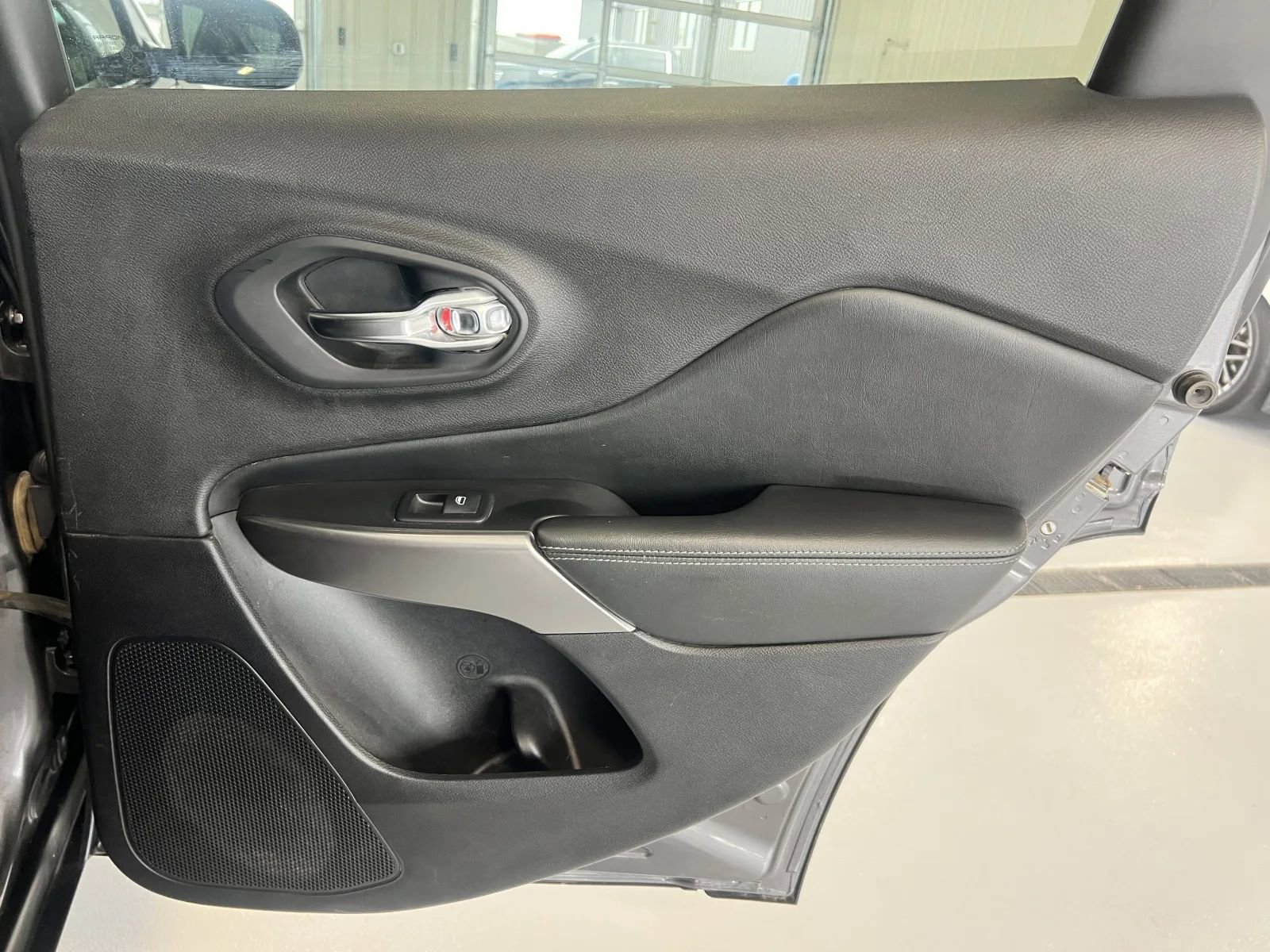 Used 2020 Jeep Cherokee Limited image 22