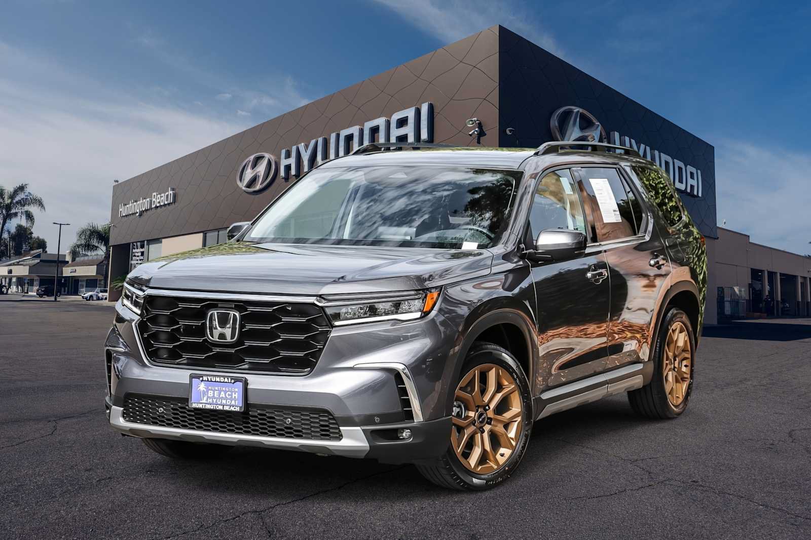 Used 2024 Honda Pilot Touring image 1