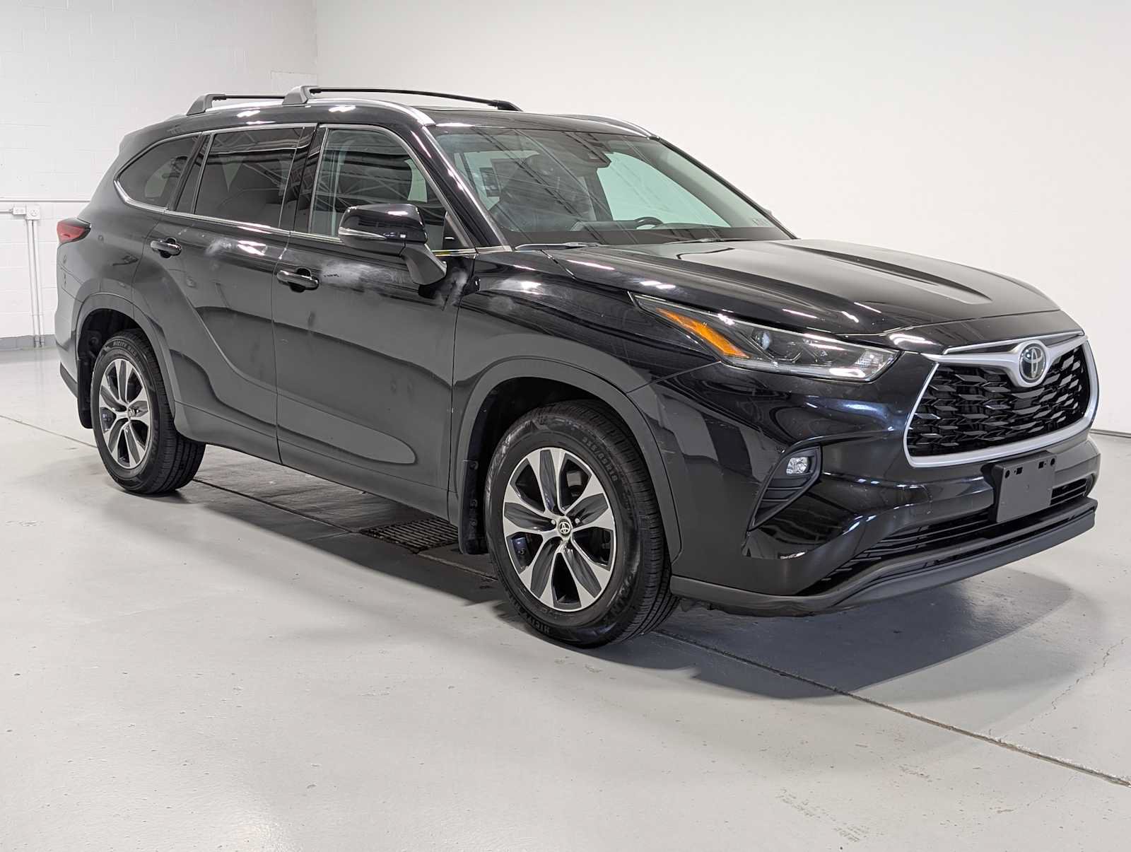 Used 2021 Toyota Highlander XLE AWD/4WD image 6