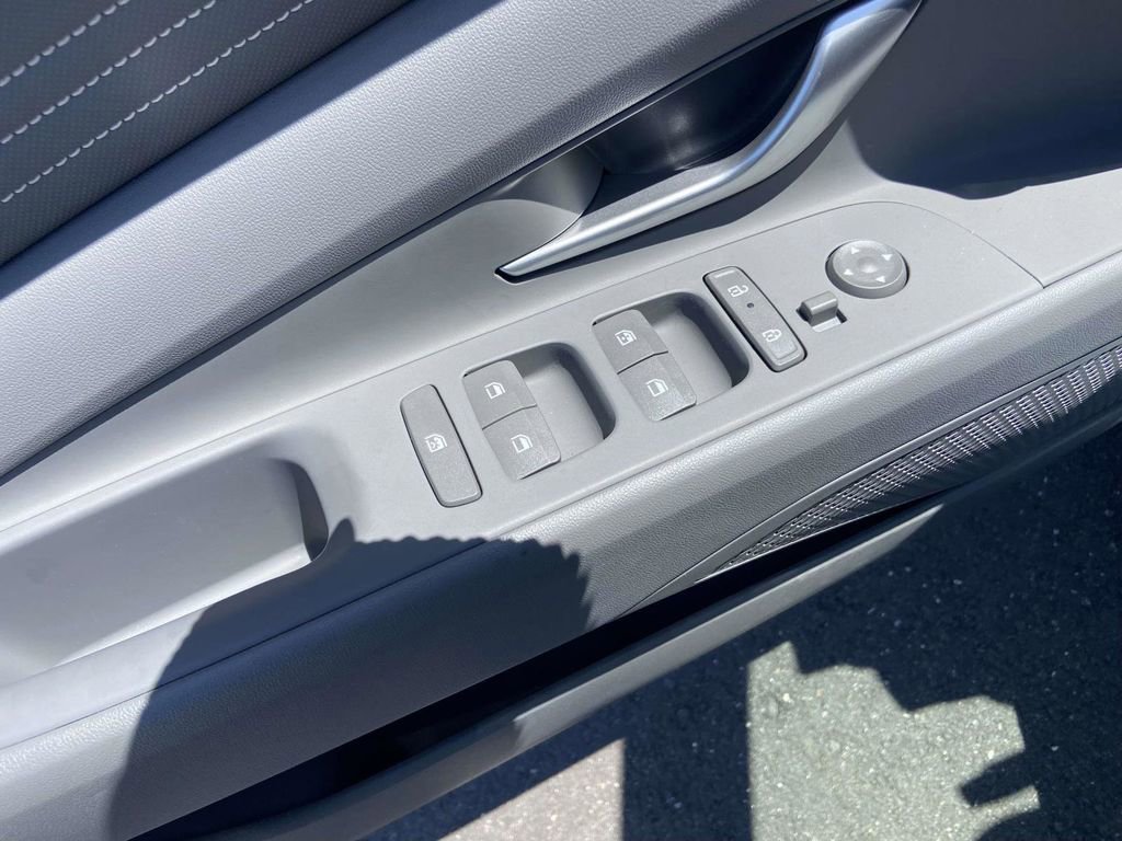 Certified 2025 Hyundai Elantra Sport FWD image 17