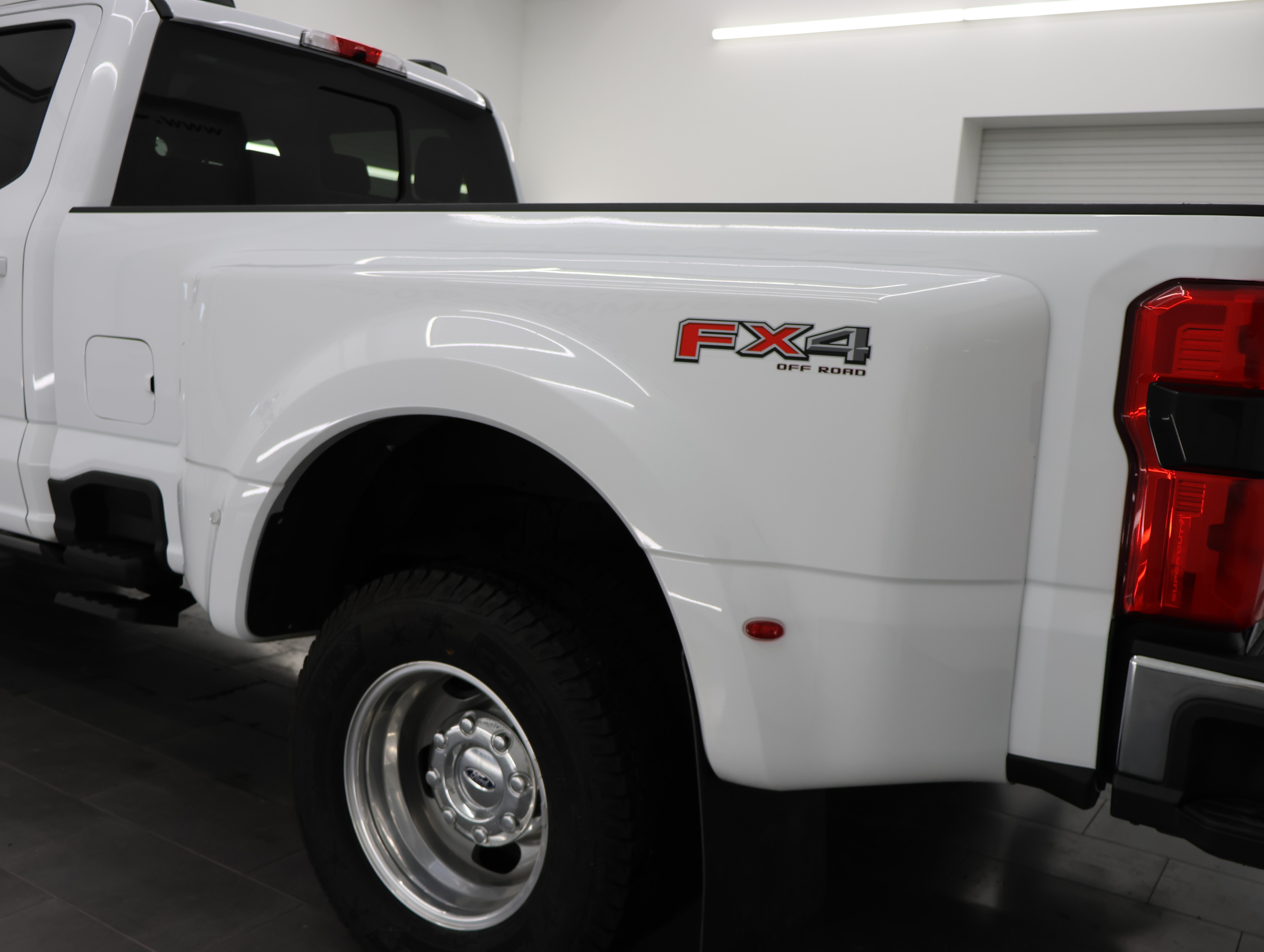 Used 2024 Ford F350 Lariat w/ Lariat Ultimate Package AWD/4WD image 36
