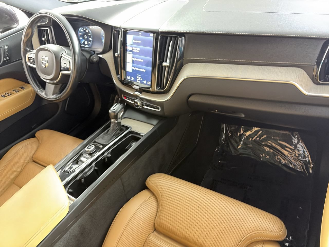 Used 2018 Volvo XC60 T6 Inscription w/ Luxury Seat Package AWD/4WD image 26