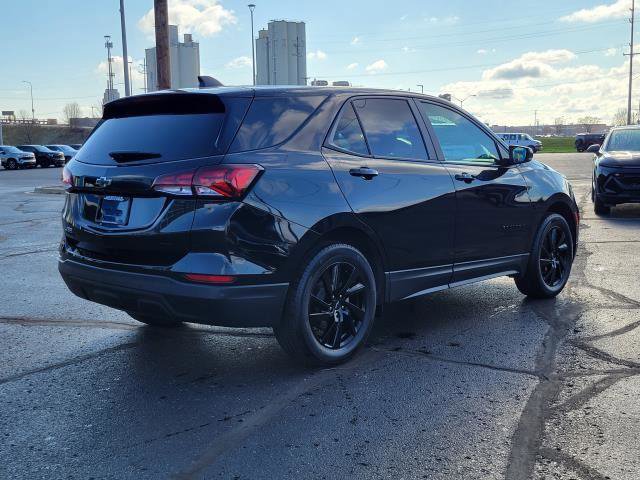 Used 2024 Chevrolet Equinox LS w/ LS Convenience Package AWD/4WD image 2