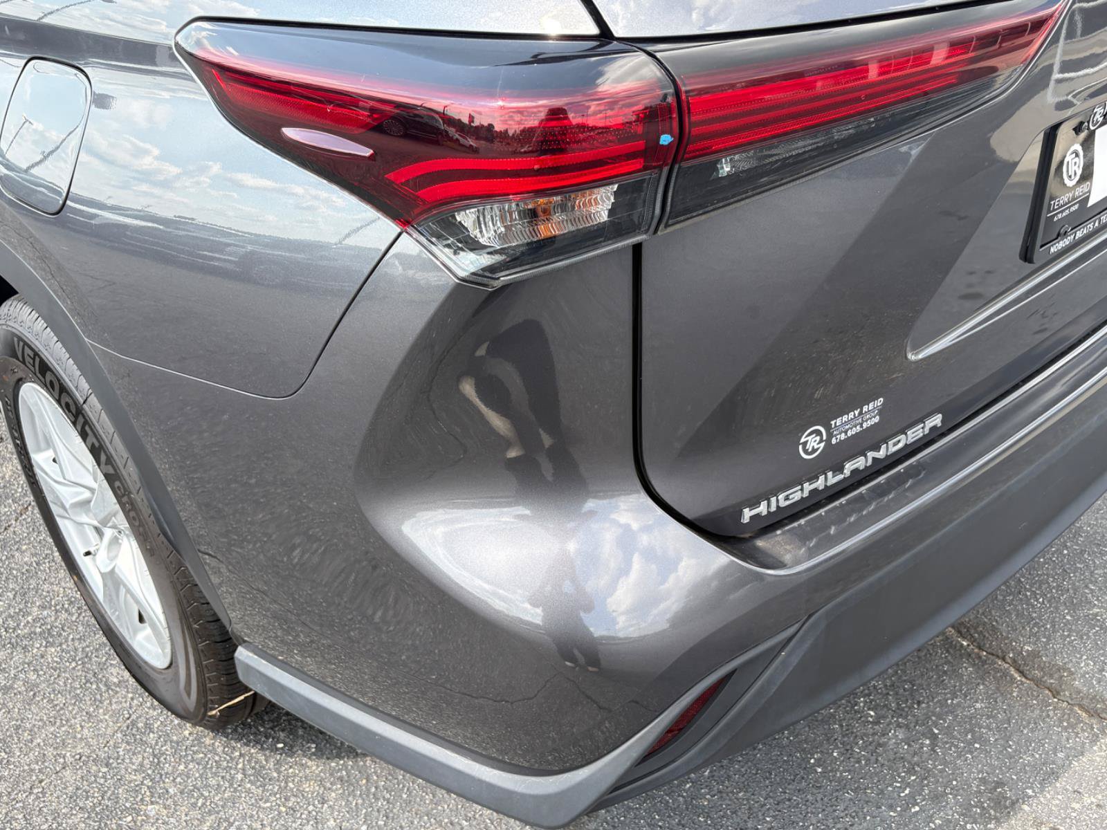 Used 2024 Toyota Highlander LE FWD image 12