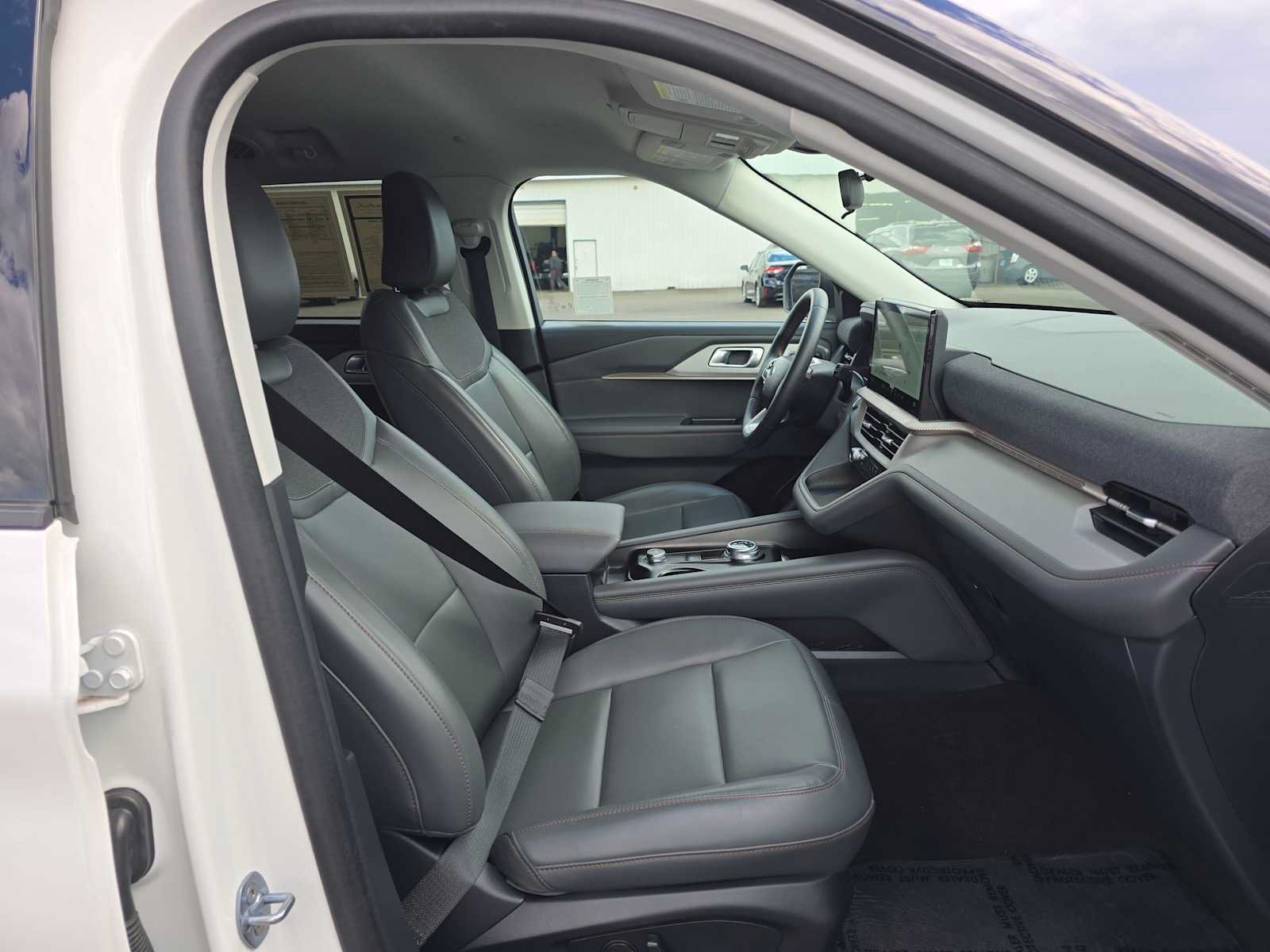 Used 2025 Ford Explorer Active w/ Active Comfort Package RWD image 10
