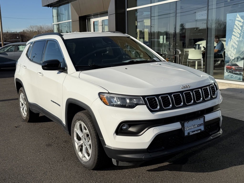 Used 2024 Jeep Compass Latitude image 2