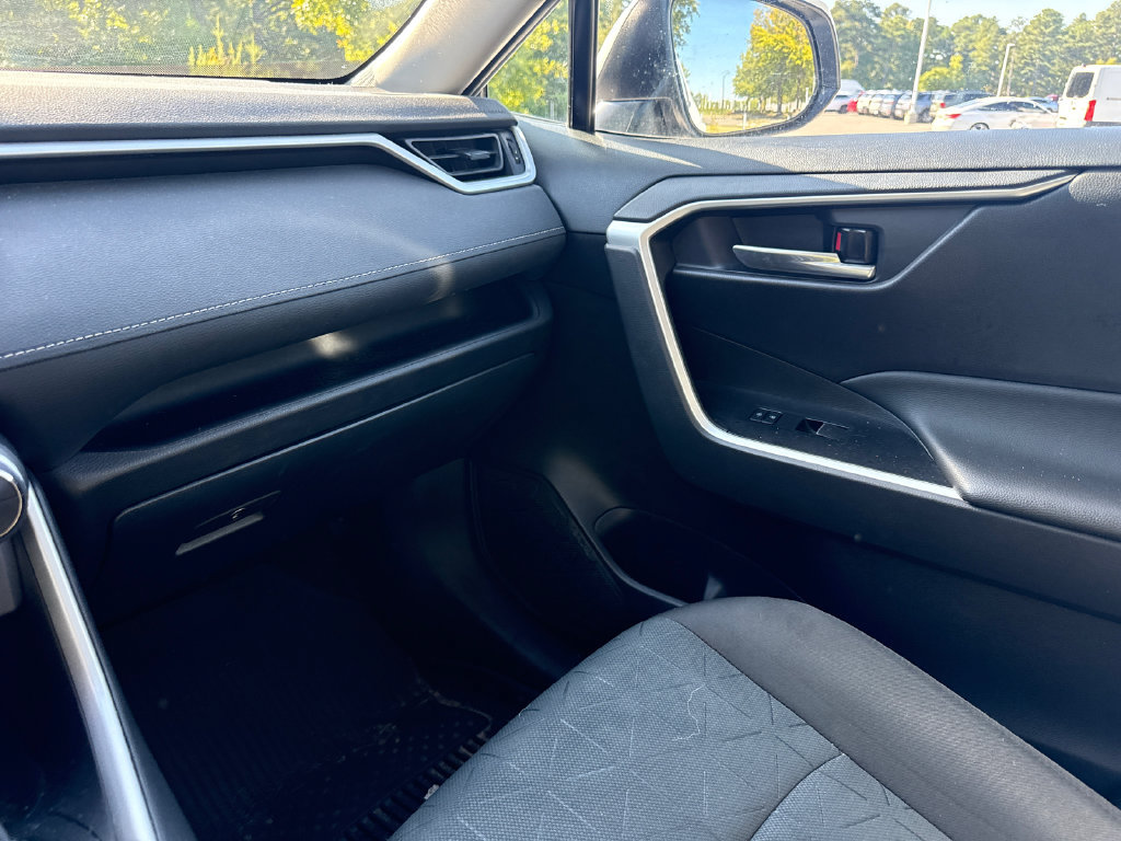 Used 2025 Toyota RAV4 XLE w/ Convenience Package FWD image 17