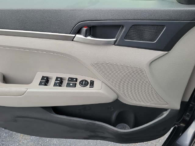 Used 2020 Hyundai Elantra SE FWD image 14