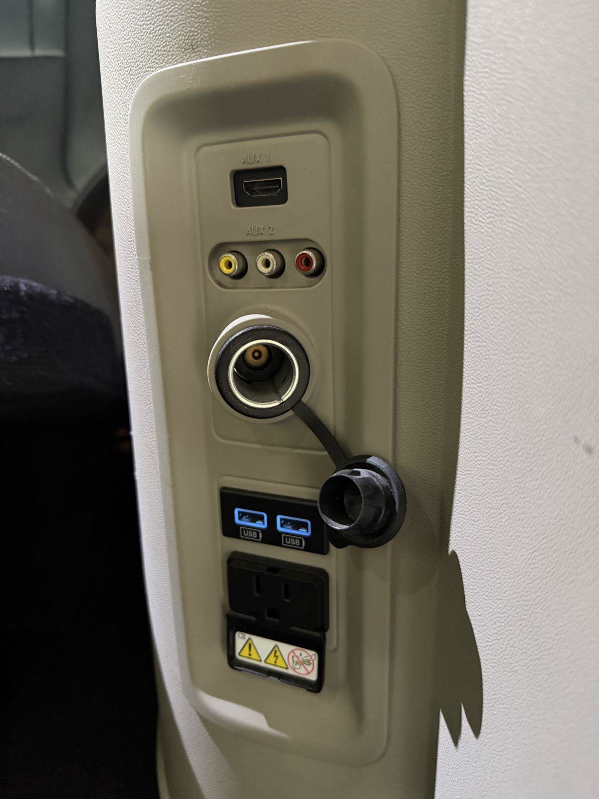 Used 2015 Chrysler Town & Country Touring FWD image 27