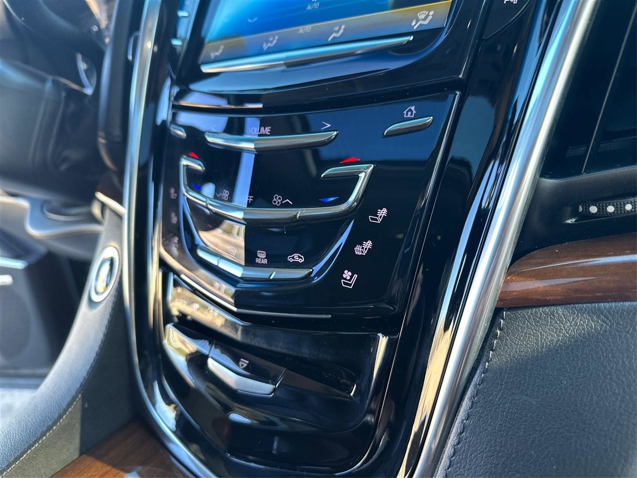 Used 2019 Cadillac Escalade Luxury w/ Escalade Sport Edition AWD/4WD image 37