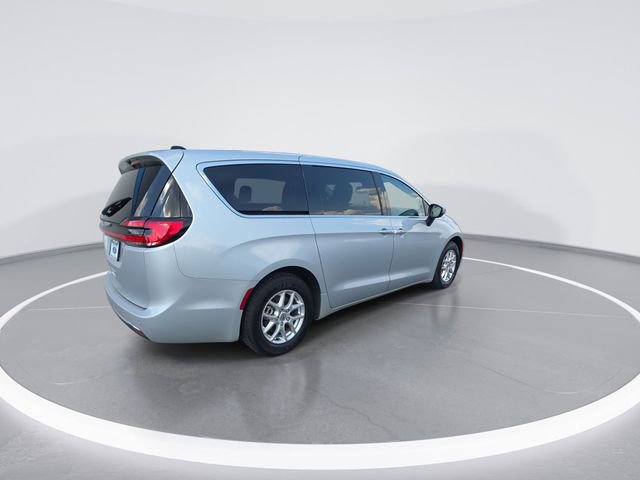 Used 2023 Chrysler Pacifica Touring-L FWD image 8
