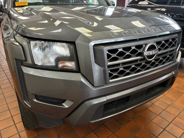 Used 2022 Nissan Frontier SV RWD image 2