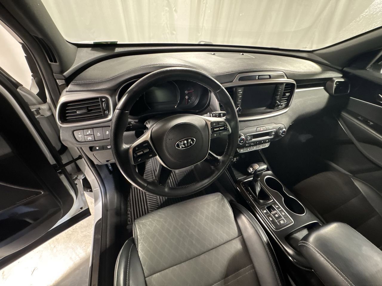 Used 2019 Kia Sorento SX image 16