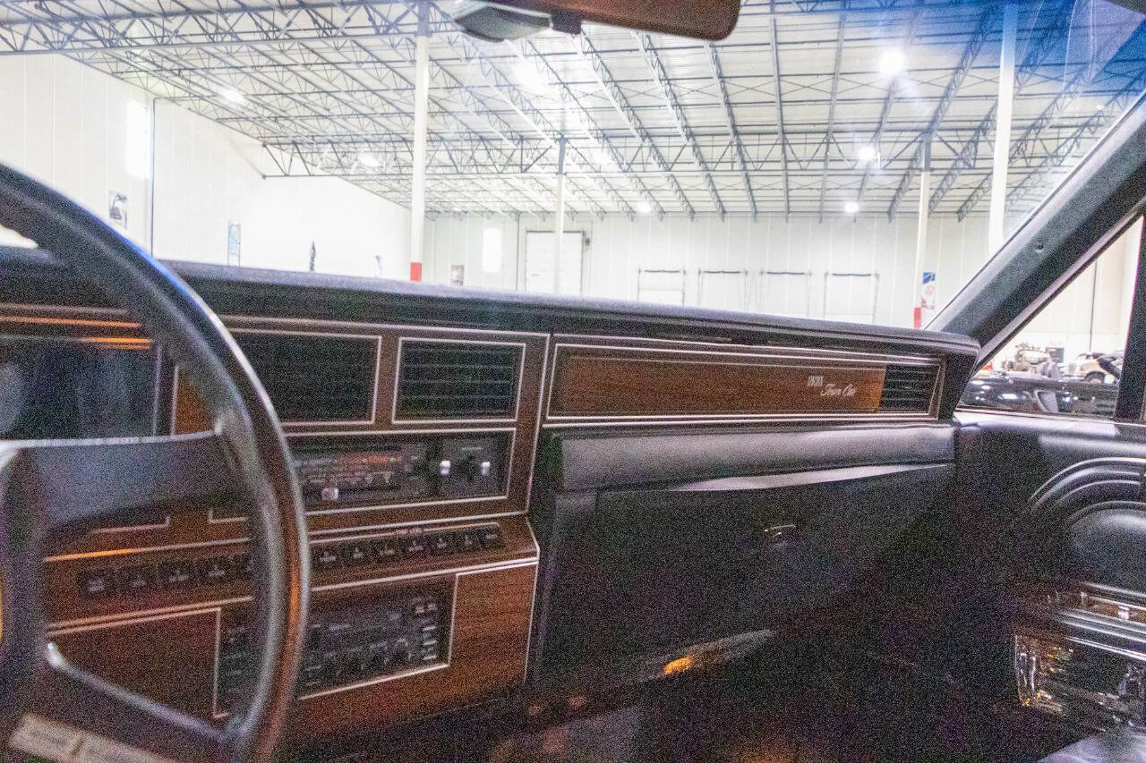 Used 1988 Lincoln Town Car Signature RWD image 11