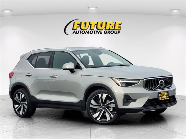 Used 2023 Volvo XC40 B5 Plus image 1