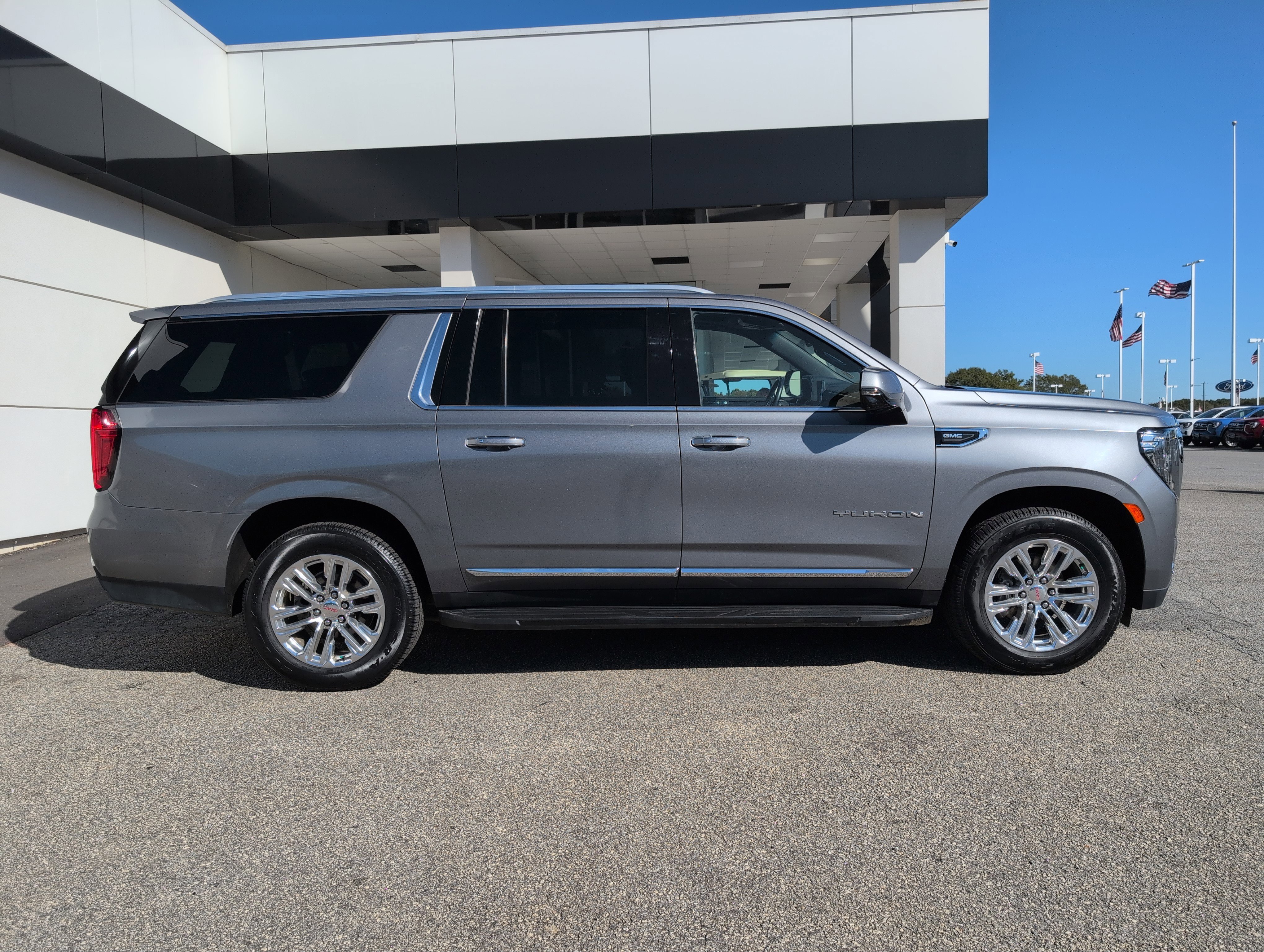 Used 2021 GMC Yukon XL SLT w/ SLT Luxury Plus Package image 13