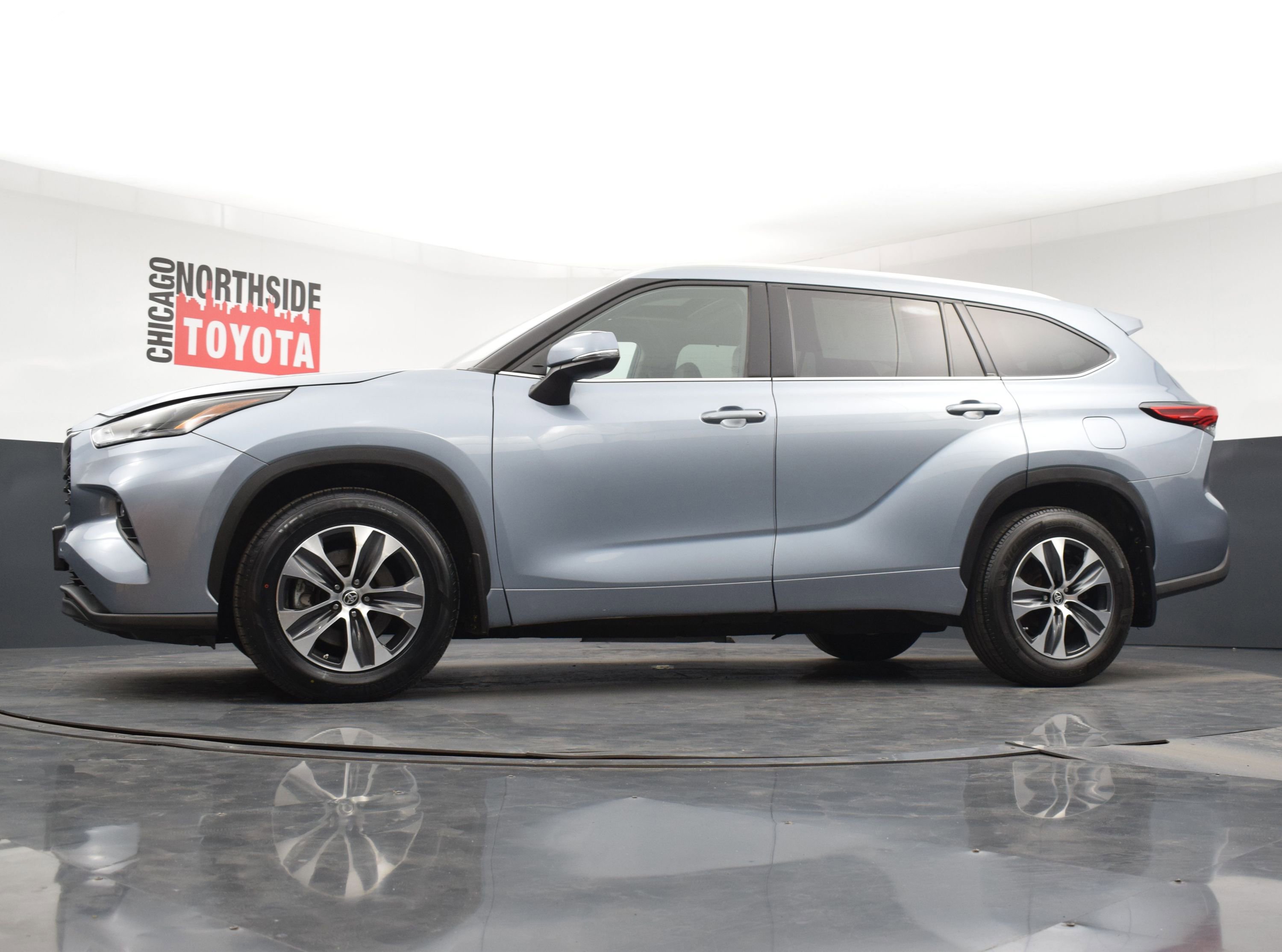 Used 2022 Toyota Highlander XLE AWD/4WD image 29