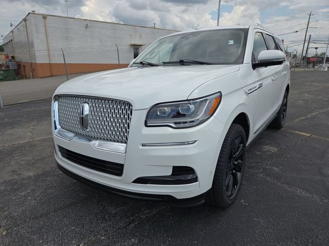 Used 2023 Lincoln Navigator Reserve w/ Monochromatic Package RWD image 1
