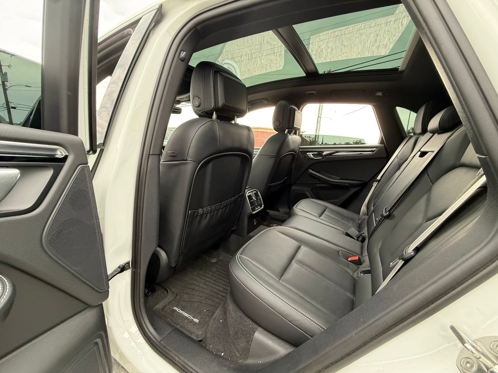 Used 2023 Porsche Macan AWD/4WD image 18