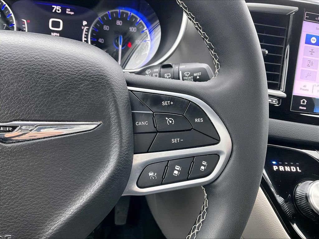 Used 2024 Chrysler Pacifica Touring-L image 23
