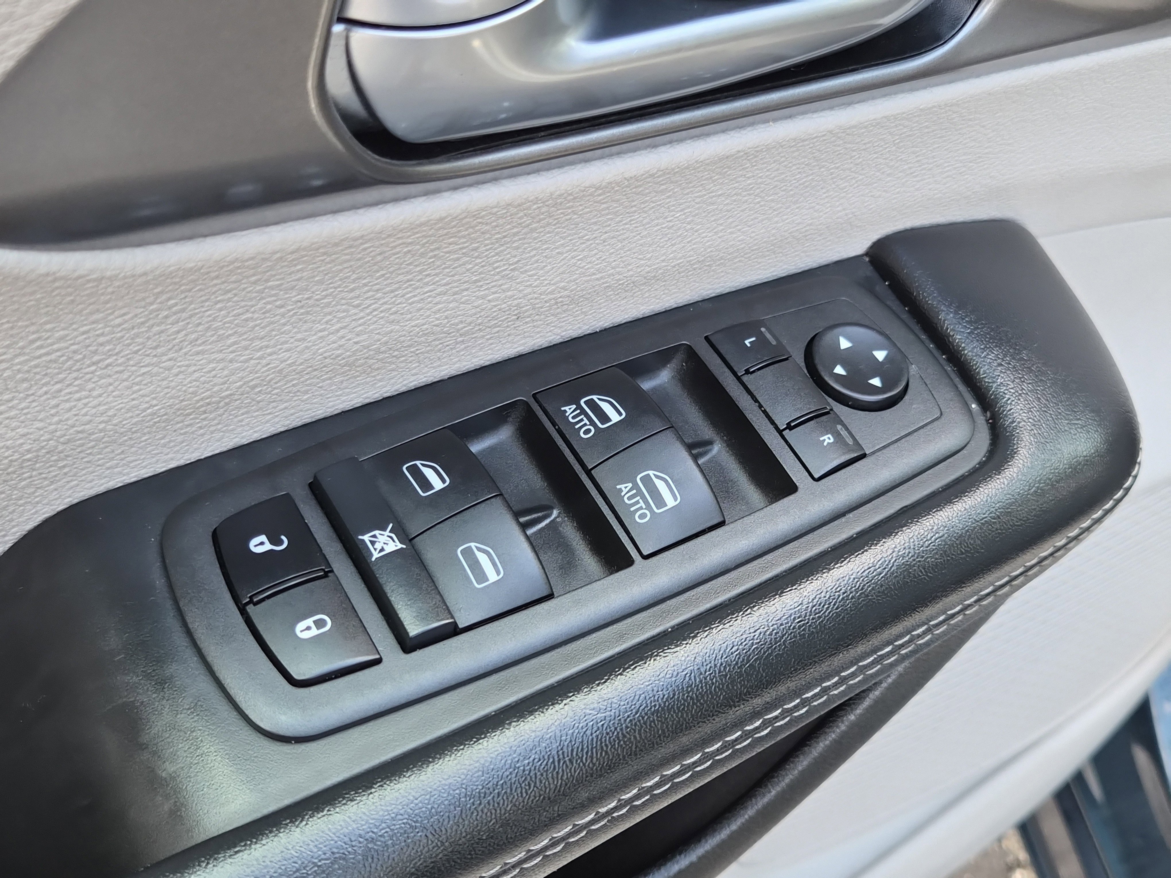 Used 2022 Chrysler Pacifica Touring-L image 17