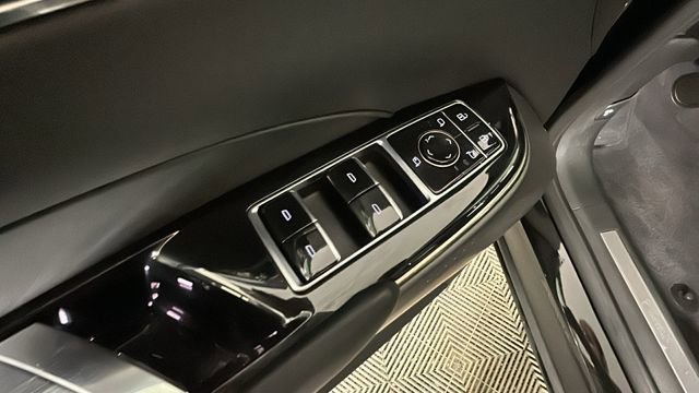 Used 2024 Cadillac Lyriq Luxury AWD/4WD image 11