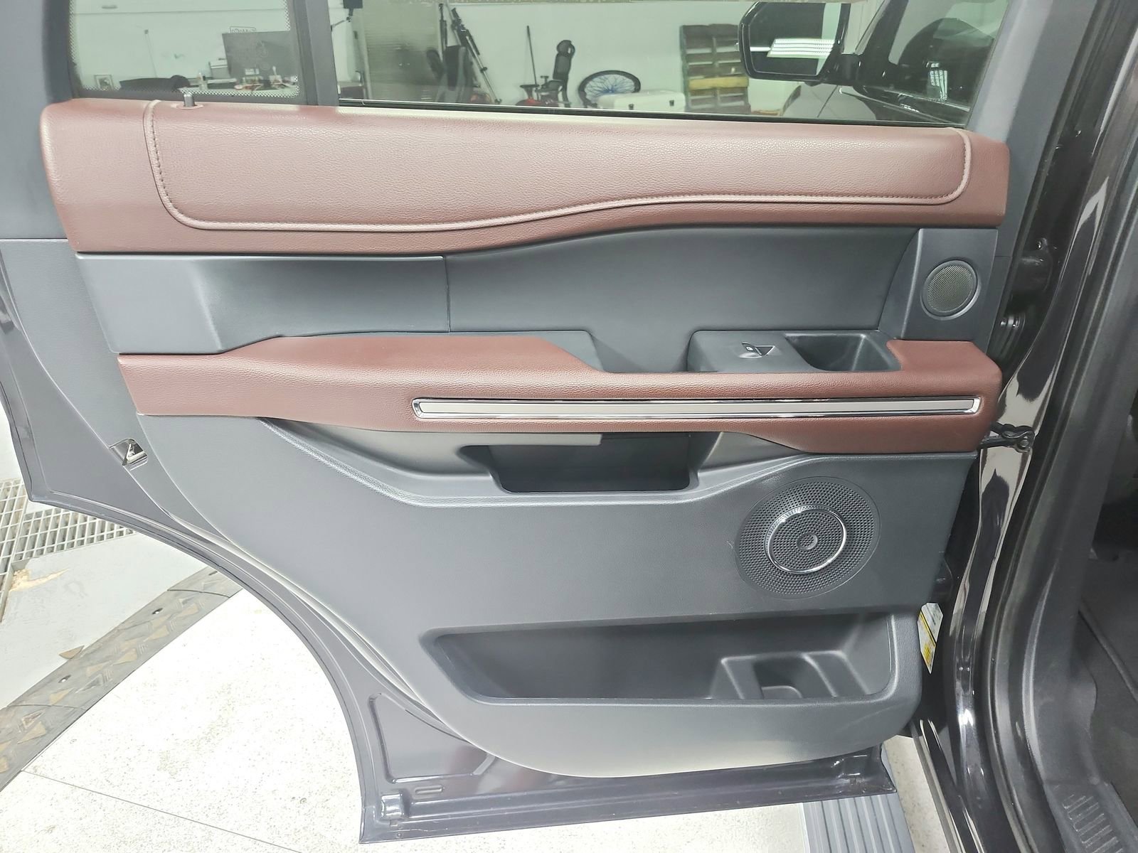 Used 2024 Ford Expedition Limited image 43