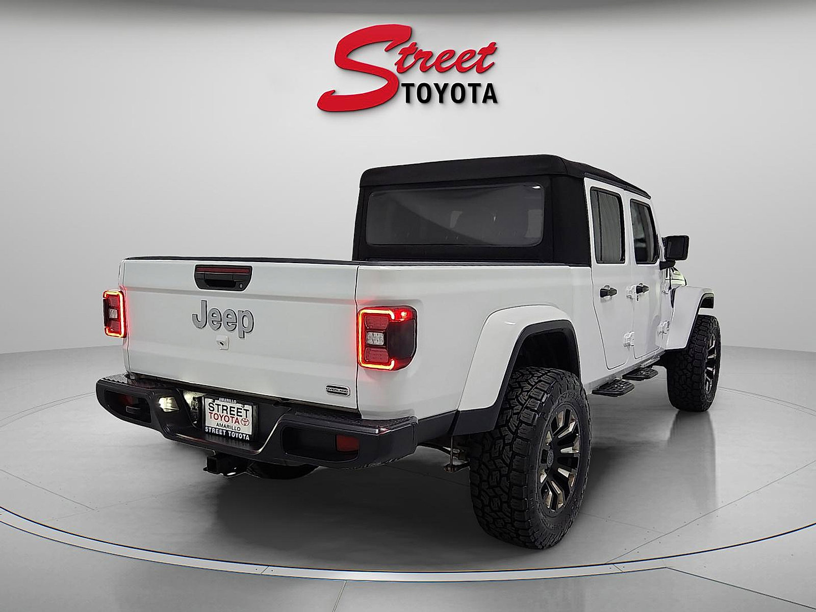 Used 2020 Jeep Gladiator Overland AWD/4WD image 3