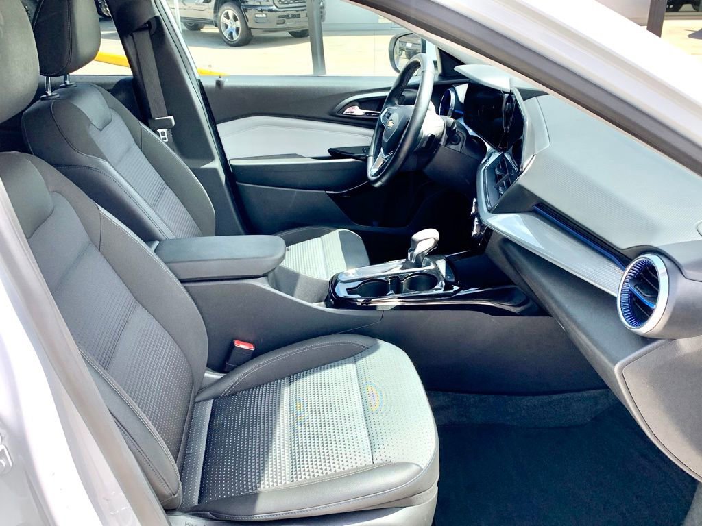 Used 2025 Chevrolet Trax LT w/ LT Convenience Package FWD image 24