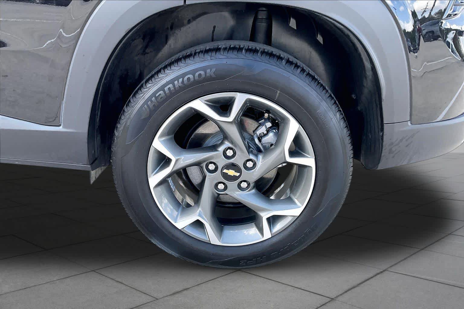 Used 2025 Chevrolet Trax LT w/ LT Convenience Package FWD image 11