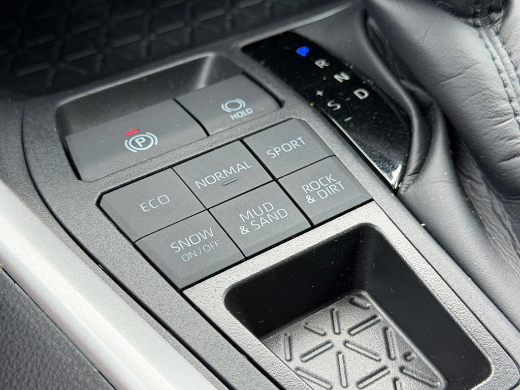 Used 2025 Toyota RAV4 LE AWD/4WD image 11