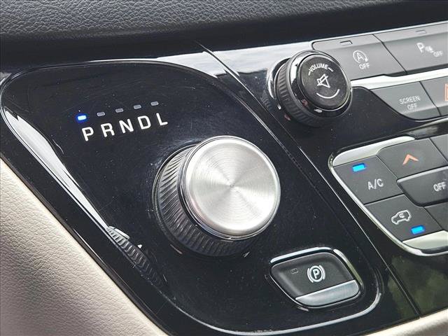 Used 2017 Chrysler Pacifica Touring-L FWD image 16