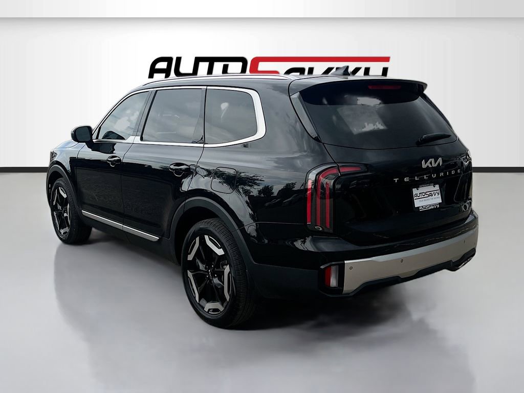 Used 2024 Kia Telluride EX w/ EX Captain's Chair Package image 5
