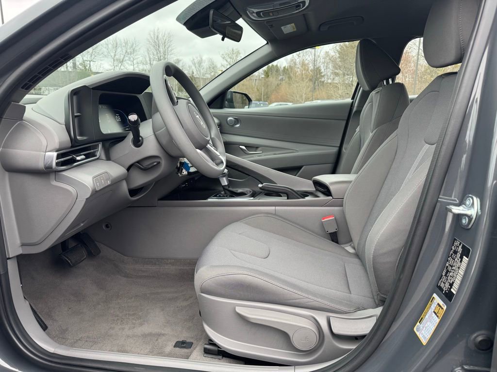 Used 2025 Hyundai Elantra SE image 17