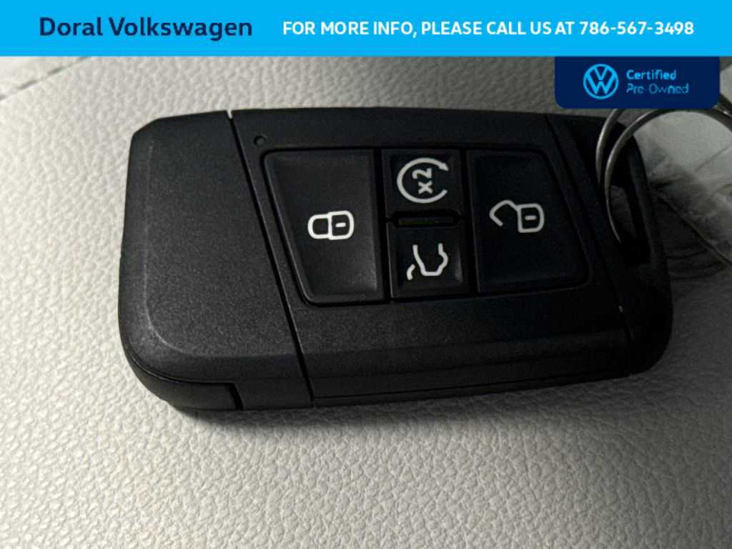 Used 2025 Volkswagen Taos SE FWD image 28