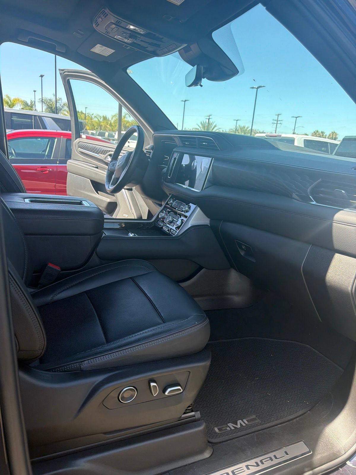 Used 2024 GMC Yukon Denali w/ Denali Reserve Package AWD/4WD image 10