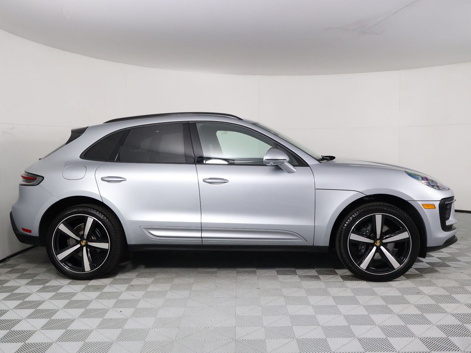 Certified 2026 Porsche Macan AWD/4WD image 8