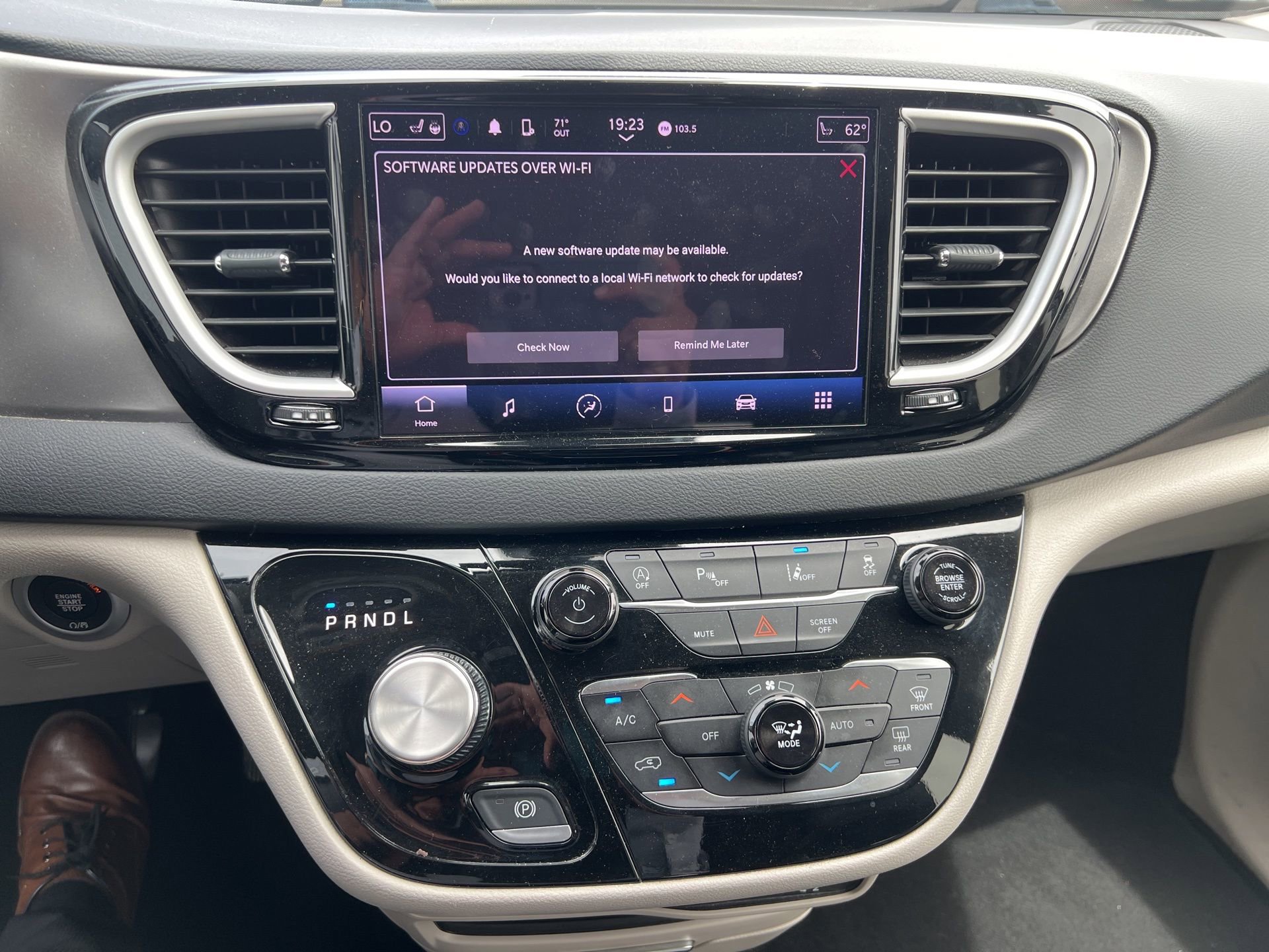 Used 2023 Chrysler Pacifica Touring-L FWD image 33