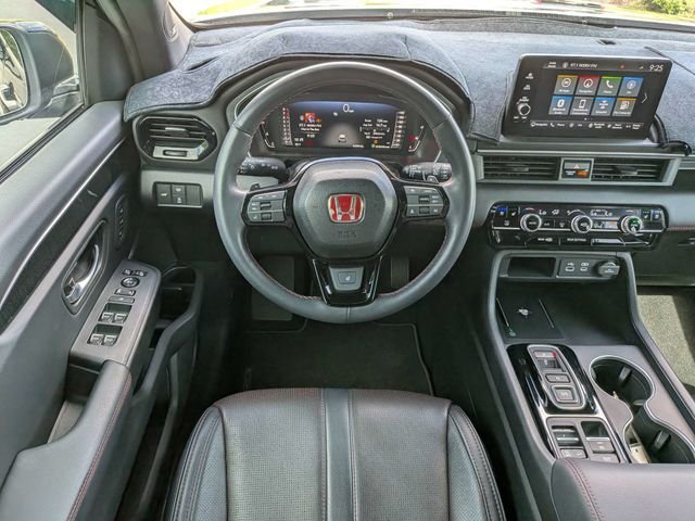 Used 2025 Honda Pilot Black Edition image 17